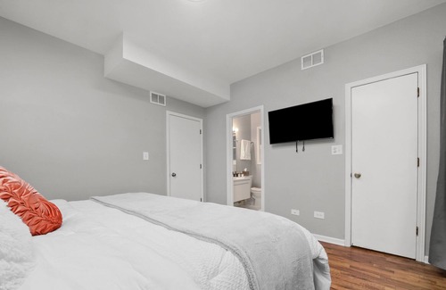 Noble Square Condo | Cozy Condo/Free Parking/near downtown