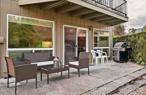 Welches Condo | Cozy Condo in Mount Hood Village! A short drive to hiking & Mt.Hood ski resorts!