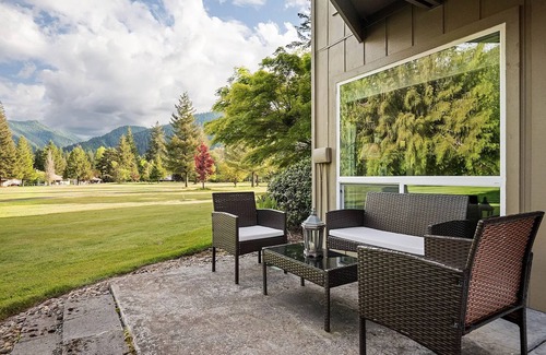 Welches Condo | Cozy Condo in Mount Hood Village! A short drive to hiking & Mt.Hood ski resorts!