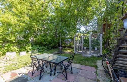 Longueuil Condo | Cozy condo near downtown Montreal. Close to all amenities!