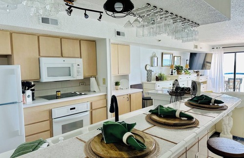 Cherry Grove Beach Condo | Cozy condo, ocean front, walk to restaurants and shops - Cherry Grove