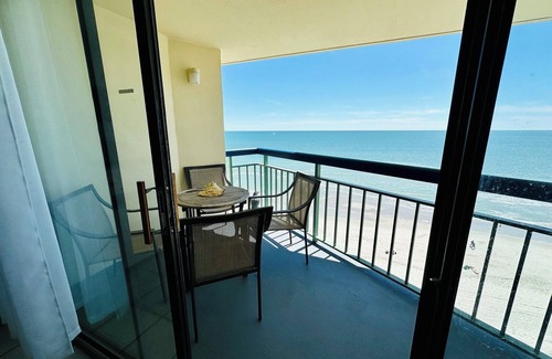 Cherry Grove Beach Condo | Cozy condo, ocean front, walk to restaurants and shops - Cherry Grove