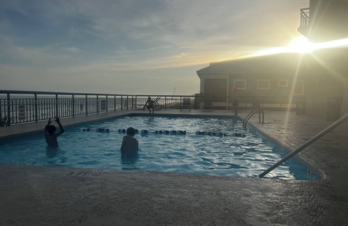 Cherry Grove Beach Condo | Cozy condo, ocean front, walk to restaurants and shops - Cherry Grove