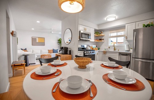 Huntington Beach Condo | Cozy Condo, Walk to Beach, Bikes, BBQ, Downtown, Fire Pit, WIFI, Surf City