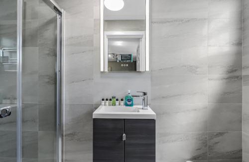 Stamford Hill Apartment | Cozy & Contemporary 2-BR Flat Near Shops & Transit