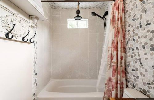 Cardinal Hills Estates House | Cozy Coop Casita - Lake Travis-Hot Tub-Tiny House