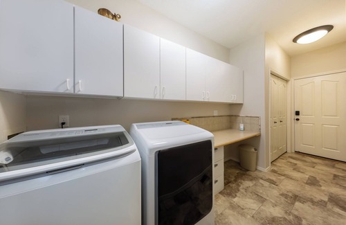 Boise House | Cozy Corner House by the Boise Greenbelt, Fairgrounds, Revolution Concert House.
