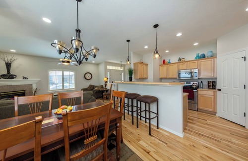 Boise House | Cozy Corner House by the Boise Greenbelt, Fairgrounds, Revolution Concert House.