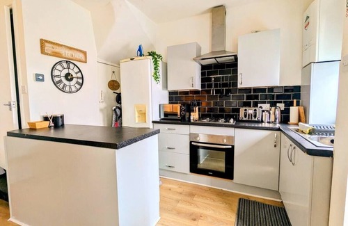 Leeds House | Cozy Corner Retreat by Eason Stays | Close to Burley Park | Free Parking