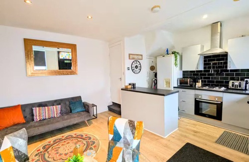 Leeds House | Cozy Corner Retreat by Eason Stays | Close to Burley Park | Free Parking