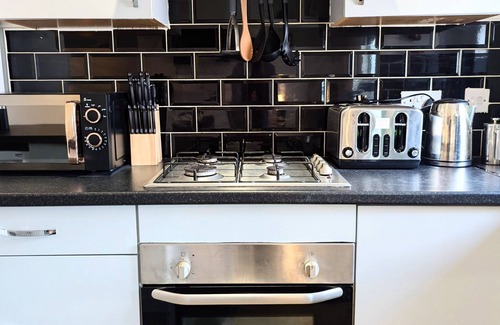 Leeds House | Cozy Corner Retreat by Eason Stays | Close to Burley Park | Free Parking