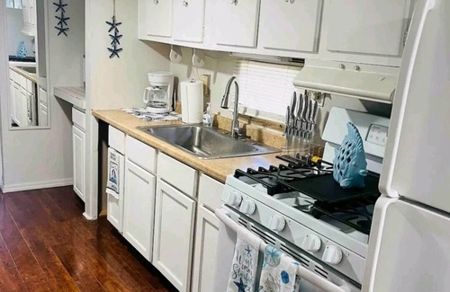 Jacarandas Cottage | Cozy cottage at Sunseekers Resort. Pool, pets,pickleball,close to everything!