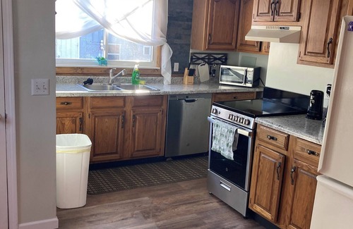 Bay Port House | Cozy cottage across from the Lake