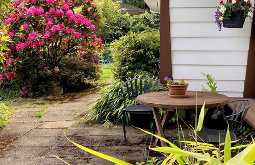 Saanich East Cottage | Cozy Cottage beside Beach and UVIc