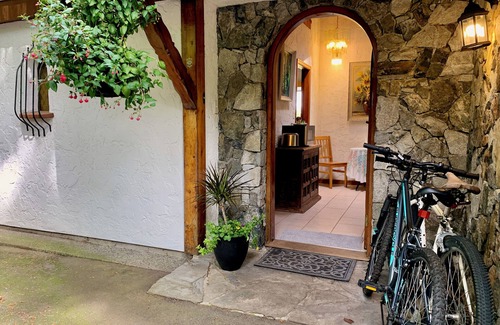 Saanich East Cottage | Cozy Cottage beside Beach and UVIc