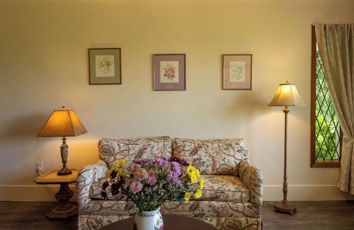 Saanich East Cottage | Cozy Cottage beside Beach and UVIc