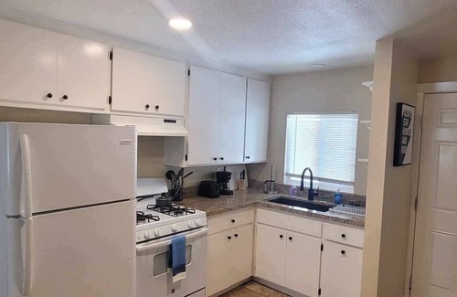 Paso Robles Cottage | Cozy Cottage Downtown Paso Robles. Centrally located.