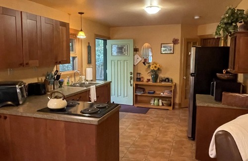 North Bangor House | Cozy Cottage Escape on 123 acres