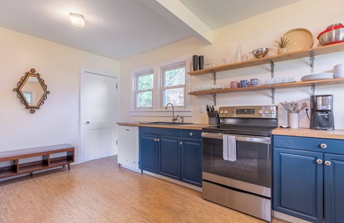 Greenwood House | Cozy Cottage | Fenced yard | Fire Pit!
