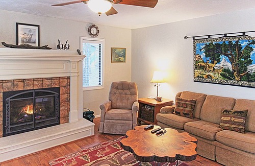 Strawberry Cottage | Cozy cottage getaway in quiet forested neighborhood