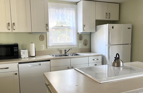 Deep Hole Cottage | Cozy cottage in a quiet neighborhood close to town, shops, and beach.