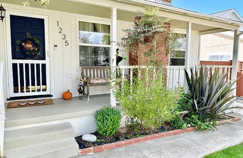 South Redondo Cottage | Cozy Cottage in Redondo Beach by the Riviera Village shops and restaurants.