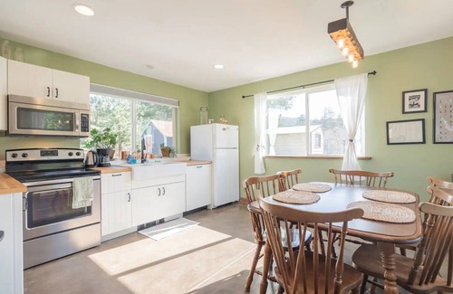 Pine Cottage | Cozy Cottage in the Center of Historic Pine Grove