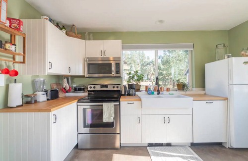 Pine Cottage | Cozy Cottage in the Center of Historic Pine Grove