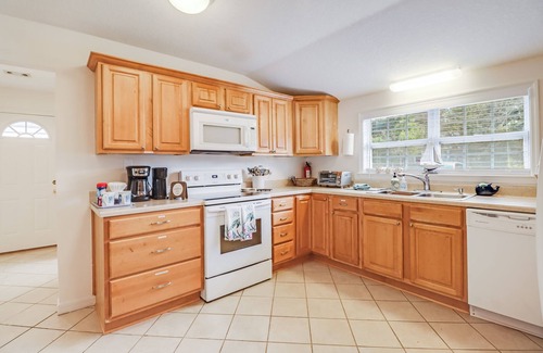 Gulfport Cottage | Cozy Cottage Near Beach Sleeps 9