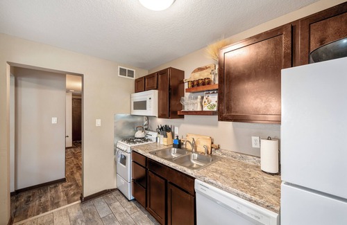 Des Moines Cottage | Cozy Cottage Near Downtown Walkable to Dining and Boutique Shopping