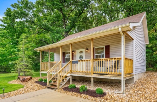 Branson Cottage | COZY COTTAGE - Private Hot Tub and Fire Pit