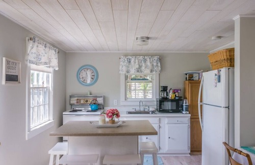 East Sandwich Cottage | Cozy Cottage Retreat Just Steps to Beach