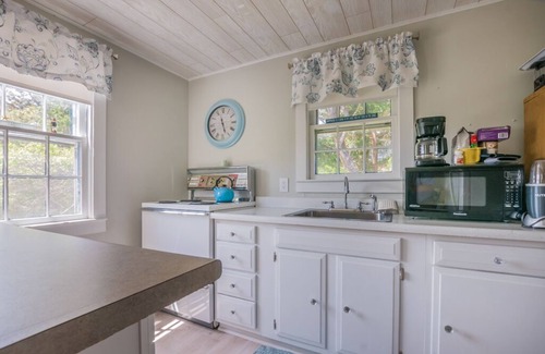 East Sandwich Cottage | Cozy Cottage Retreat Just Steps to Beach