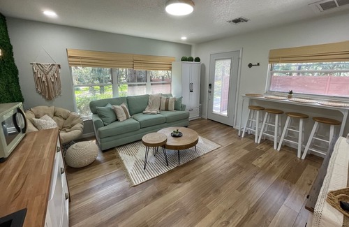 Lake Mary Cottage | Cozy Cottage Retreat – Queen Bed, Fire Pit & Private Lanai