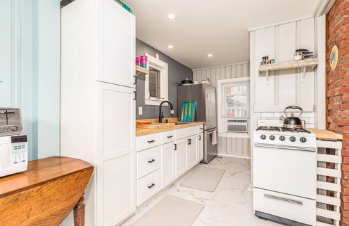 Hampton House | Cozy Cottage Steps from Hampton Beach, Sleeps 6, 2 car parking!