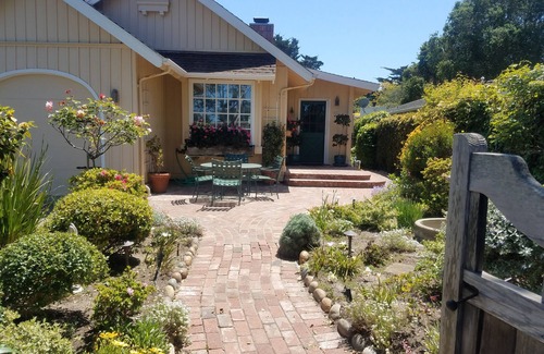 Carmel Point House | Cozy Cottage near the Sea and Carmel Beach