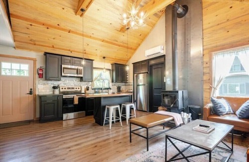 Mount Hood Village Cottage | Cozy Cottage near Mt. Hood