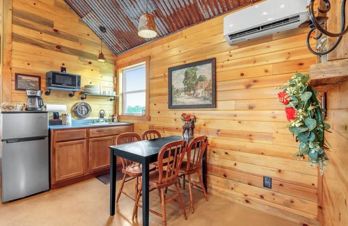 Wimberley Cabin | Cozy Cottage w/Firepit, Pickleball & Porch