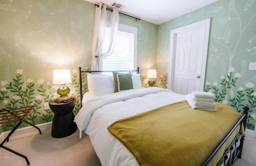 Athens House | Cozy Cottage - Walk To Campus, Stadium, Downtown