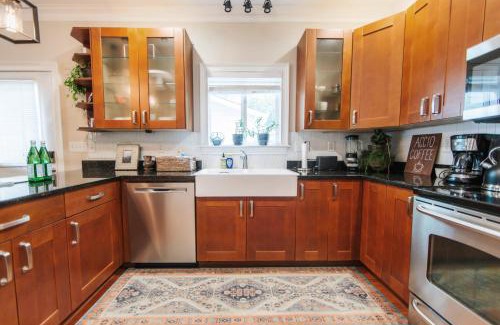 Athens House | Cozy Cottage - Walk To Campus, Stadium, Downtown