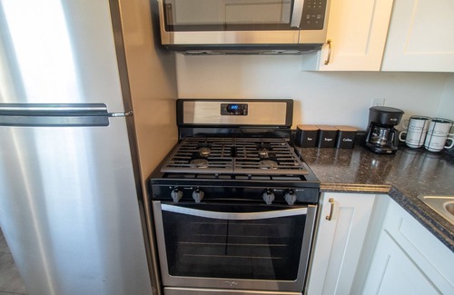 College East House | Cozy Cottage - Walk to SDSU - Laundry - Central