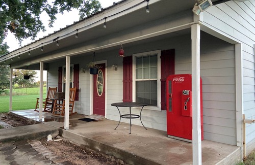 De Leon Cottage | Cozy cottage with 1 bedroom, full kitchen, and WiFi, AC on 60 acres in De Leon.