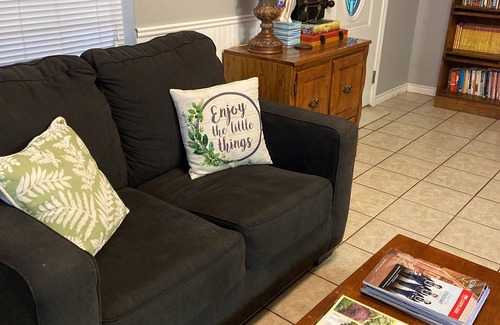 De Leon Cottage | Cozy cottage with 1 bedroom, full kitchen, and WiFi, AC on 60 acres in De Leon.