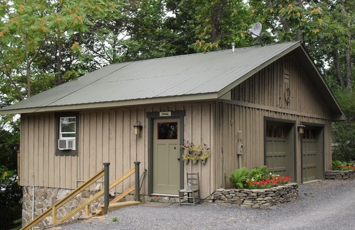 Valois Cottage | Cozy Cottage with 45' Lake Frontage and Kayaks