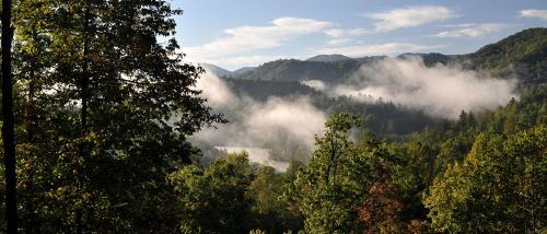 Robbinsville House | Cozy Cottage with a Jacuzzi in the Snowbird Mountain Range with Views of Lake Santeetlah, North Carolina