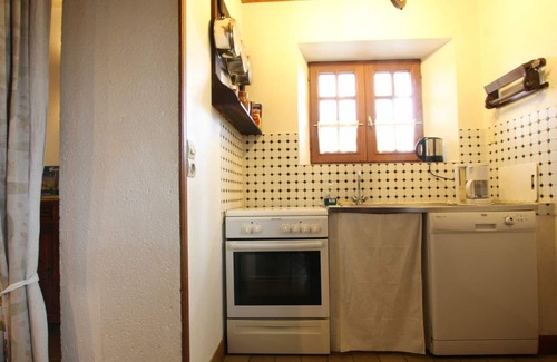 Bourgvallees Cottage | Cozy Cottage with Garden, BBQ, Fireplace & WiFi near Saint-Lô