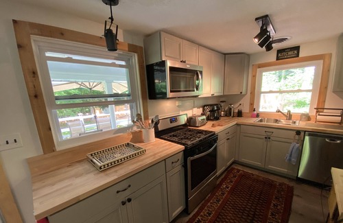 Cold Spring Cottage | Cozy Country Cottage with Basketball Court/Spa/Fireplace/Enclosed Yard/Fire Pit