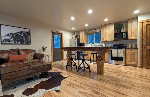 Florissant House | Cozy, country mountain getaway - Great for every season with hot tub!