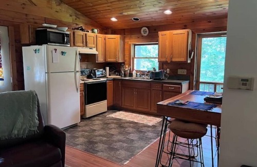 Shelburne Falls Cabin | Cozy Country Retreat Cabin