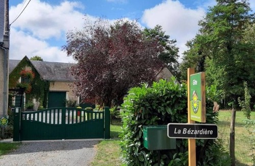Beaumont-la-Ronce Cottage | Cozy countryside home in Touraine with private garden and antique-modern charm